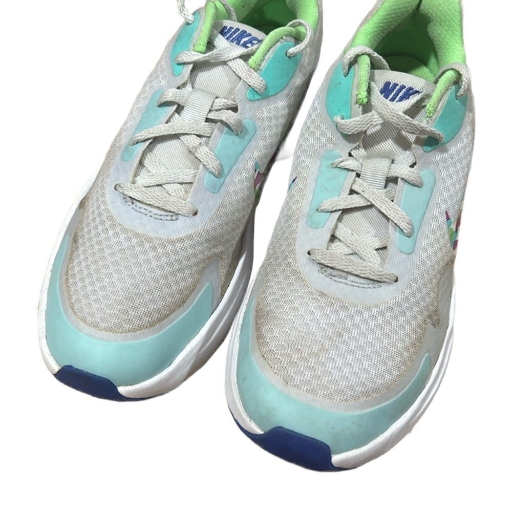 Nike girls sneakers size 6 GUC